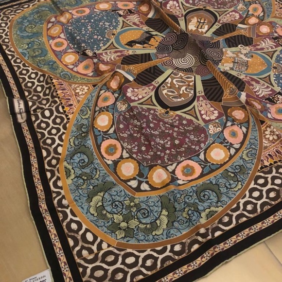 Authentic Ferragamo Silk Scarf Women - Picture 3 of 4